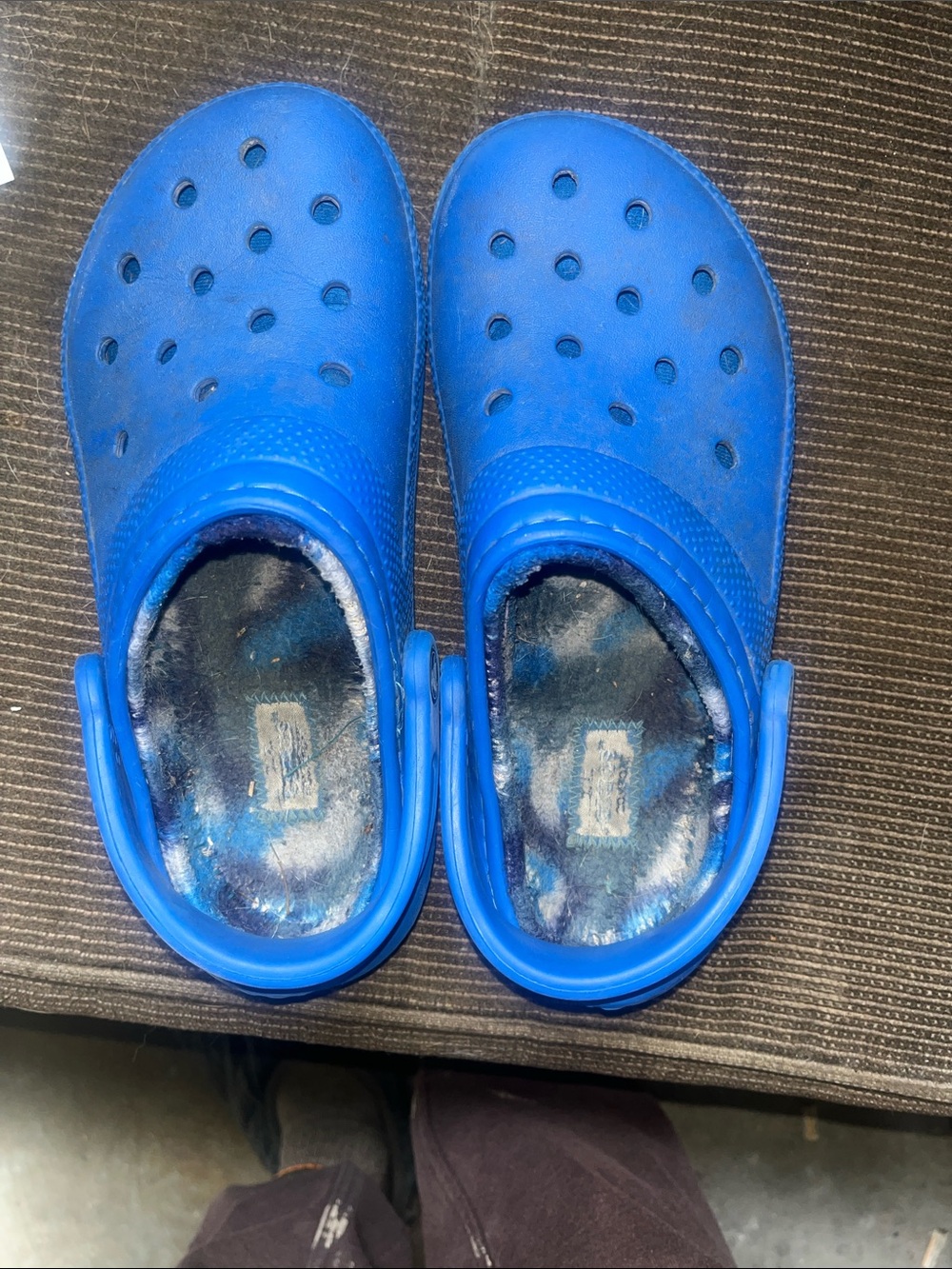 Fleece lined crocs , size 4 men’s and size 6 for woman’s. Nice rare royal blue.